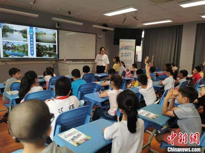 上海市爱心暑托班学生在教室上课。资料图