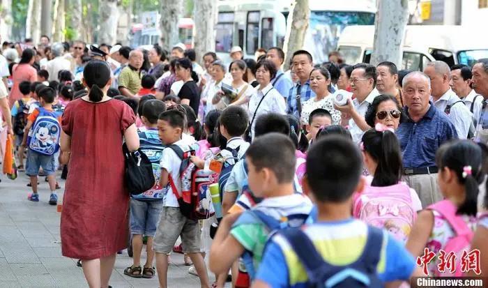 武汉一小学门外家长接孩子放学。资料图