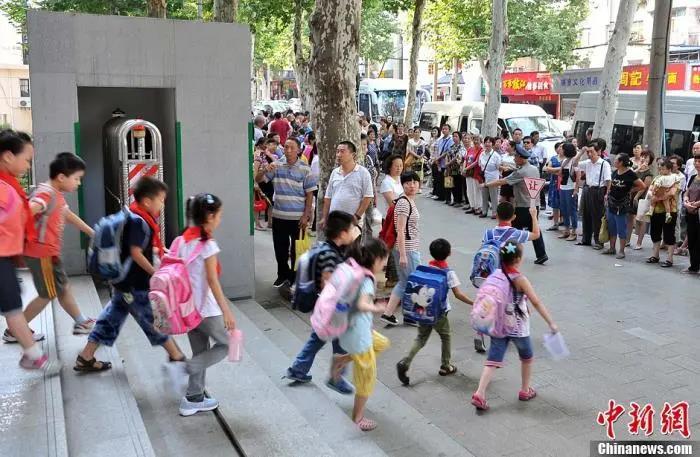 武汉一小学门外等待学生放学的家长们。资料图
